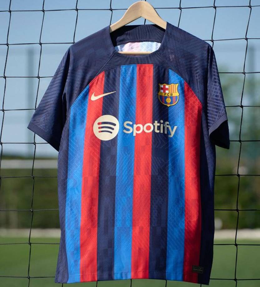 Se trata de una camiseta muy distinta a la del curso que acaba de terminar debido al estilo retro de la misma y al cambio del patrocinador principal que lucirán en el pecho los futbolistas azulgranas.