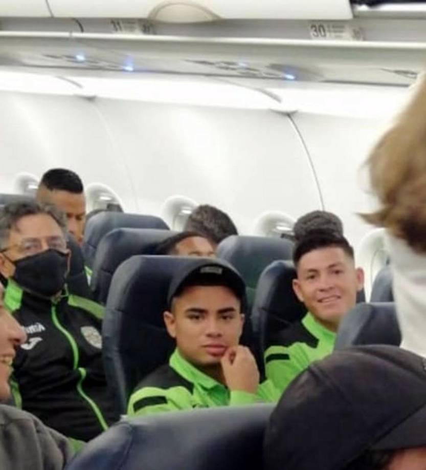 El mediocampista se sentó en el avión a la par de Isaac Castillo.
