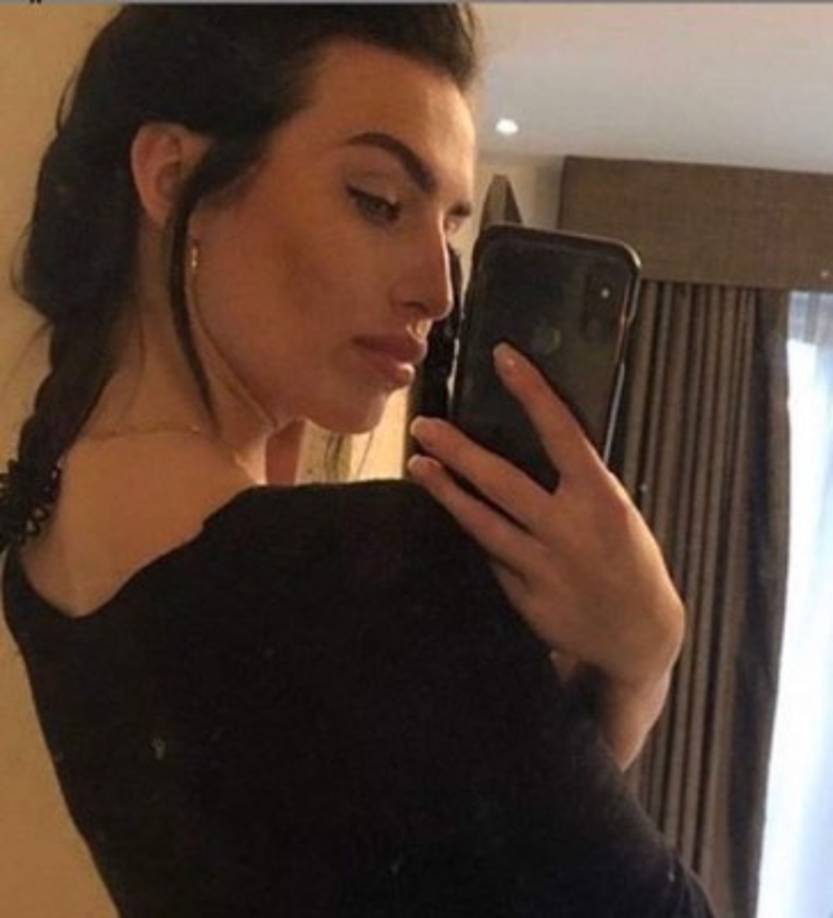 “En marzo del 2019 me fue infiel con una mujer de un reality show. Me enteré un mes después, pero me pidió regresar y así pasó”, comenzó diciendo Annie Kilner en entrevista al The Sun de Inglaterra.