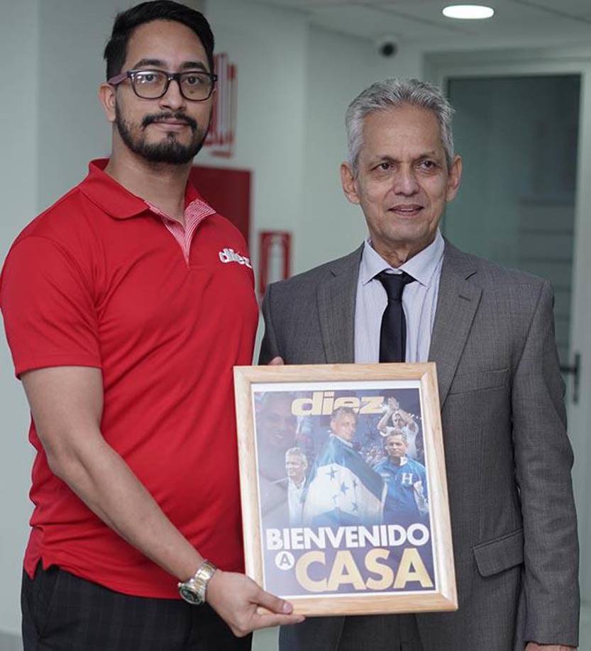 Jorge Rodríguez, miembro de mercadeo de DIEZ, le entregó este lindo detalle a Reinaldo Rueda. 