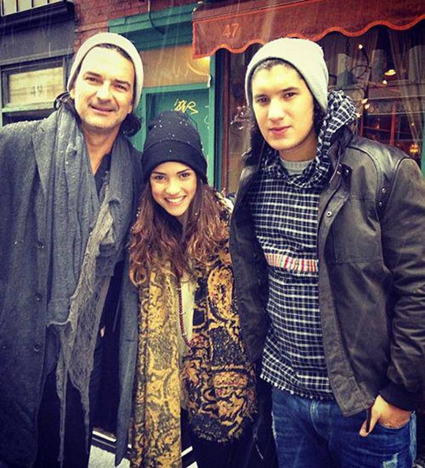 “Es bonito crecer en una familia que tiene tantas tradiciones, pero es súper importante que la generación arriba de nosotros nos deje ser y nos escuche porque el mundo está evolucionando y van a aprender de nosotros como aprendimos de ellos”.