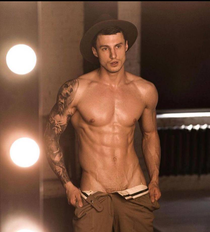 Y mientras Ricky y Jwan han decidido guardar el silencio en torno a esta nueva polémica, es ahora es este joven llamado Max quien reaccionó a todo este escándalo en el que su nombre ha sido puesto en la mira, así que Barz abordó esta situación y lo hizo hasta de una manera divertida y hasta se puso en oferta al ofrecer un 50% de descuento en su contenido íntimo.