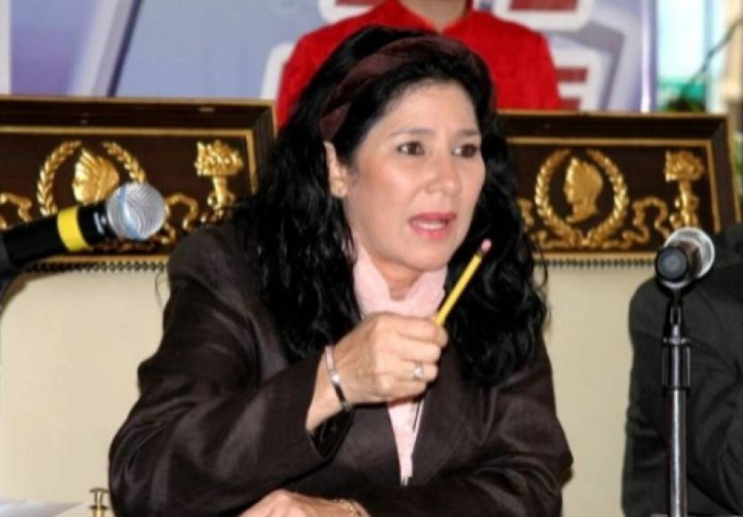 En las elecciones parlamentarias de 2000, Cilia Flores obtiene un curul en la Asamblea Nacional y luego es reelecta en 2005 para un segundo período.<br/>