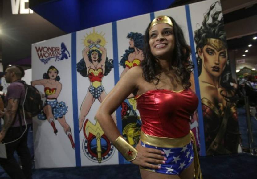Una Mujer Maravilla más femenina recorre los pasillos de la Comic Con, seguramente atrayendo muchas miradas.