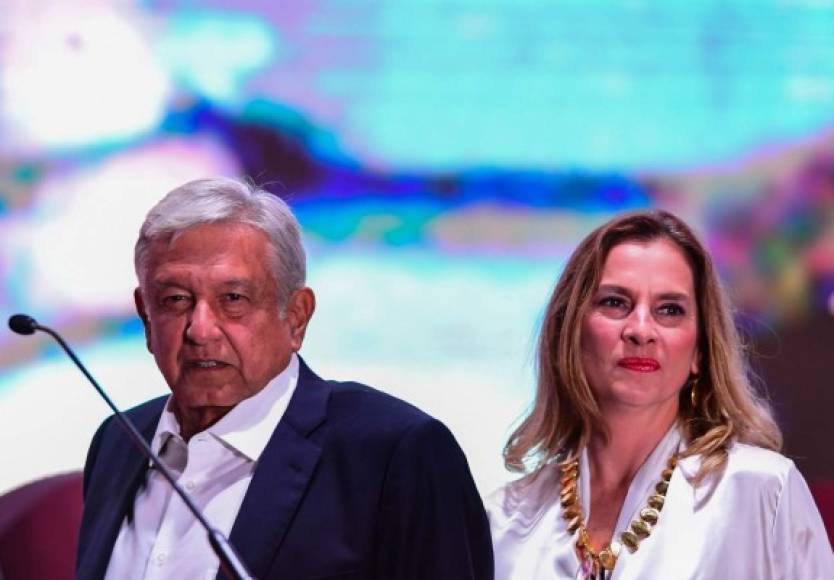 Cuando se conocieron Beatriz Gutiérrez Müller tenía 37 años y Andrés Manuel López Obrador 53. AMLO ya era político. Lo era desde 1970. En 2005 él era alcalde de Ciudad de México.
