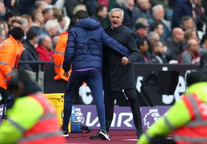 El entrenador portugués celebra efusivamente el gol de Son Heung-min. El primer tanto del Tottenham con Mourinho de técnico.