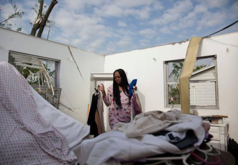 Enormes casas modernas en Celina quedaron arrasadas por la tormenta. Algunos residentes regresaron esta mañana a recoger las pertenencias que se salvaron de la furia del tornado.