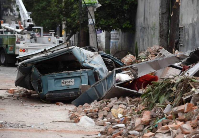 Un automóvil fue destrozado por loes escombros en una área del oeste de la ciudad de México.