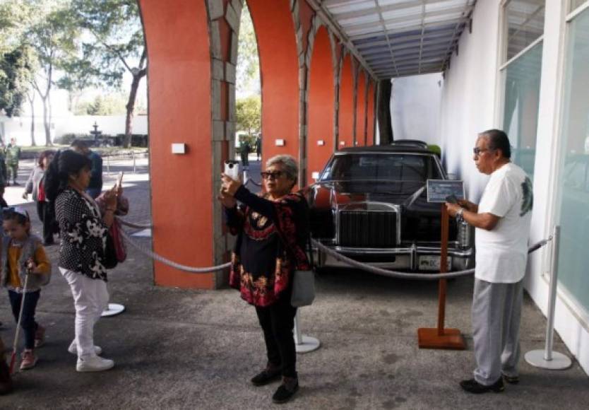 El presidente Lázaro Cárdenas (1934-1940) estableció el rancho de la Hormida como residencia oficial y la nombró Los Pinos en recuerdo de una finca con ese nombre que tenía en el estado occidental de Michoacán en donde conoció a su esposa Amalia Solórzano.