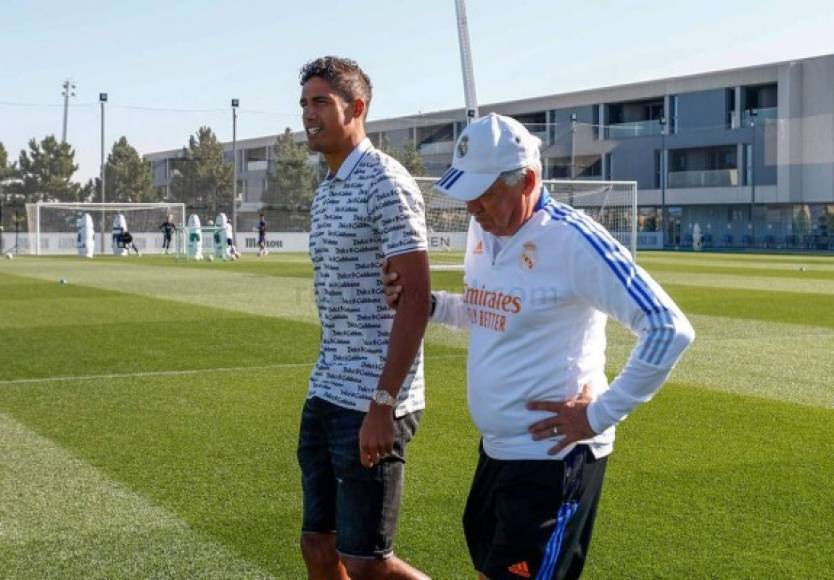 Raphael Varane luego se despidió del entrenador italiano Carlo Ancelotti, quien volvió al Real Madrid para esta nueva temporada y que además ya lo dirigió anteriormente.
