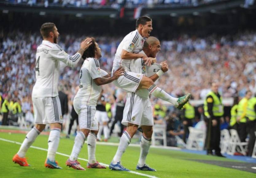 James, Marcelo y Sergio Ramos celebran con Pepe.