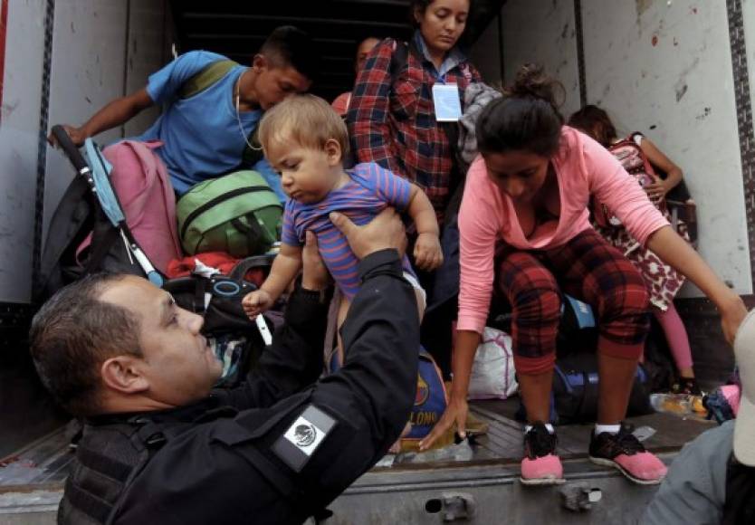 En las autopistas de Guanajuato, camiones de carga, patrullas pick-up y camionetas particulares se detenían para llevar a los inmigrantes que se apretujaban en su interior.