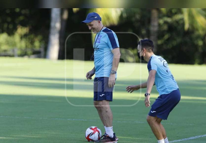 En algunos tramos del entrenamiento, Fabián Coito se atrevió a realizar toques con el balón.