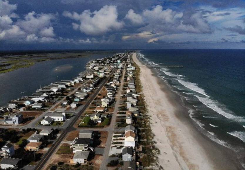 TOPSAIL BEACH- SEPTEMBER 11: A mandatory evacuation is in effect in preparation of the approaching Hurricane Florence, on September 11, 2018 in Topsail Beach, North Carolina. Hurricane Florence is expected on Friday possibly as a category 4 storm along the Virginia, North Carolina and South Carolina coastline. Mark Wilson/Getty Images/AFP