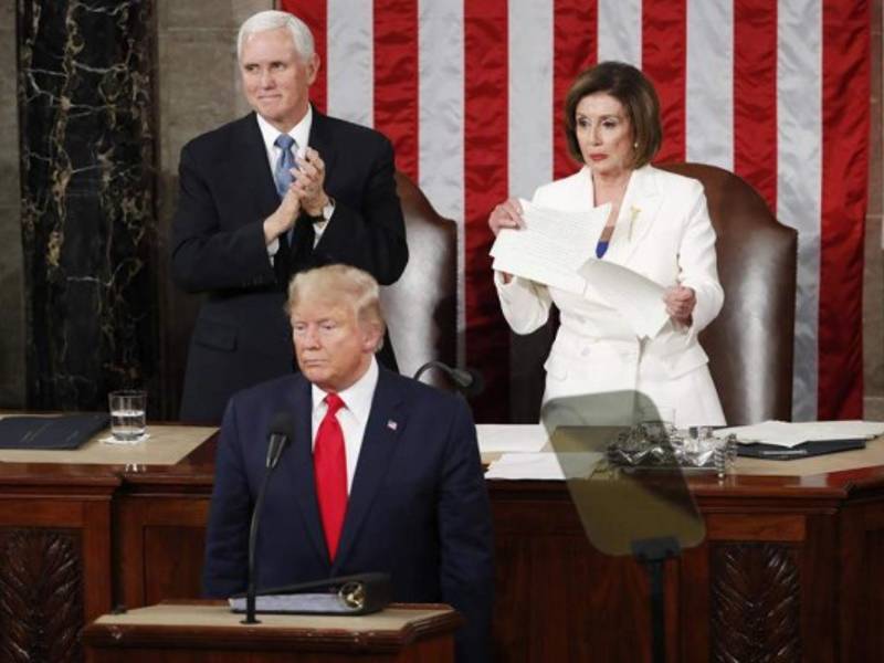La presidenta de la Cámara Baja de EEUU, la demócrata Nancy Pelosi, se convirtió en una de las protagonistas del Estado de la Unión tras romper el martes su copia del discurso que acababa de pronunciar el presidente Donald Trump.