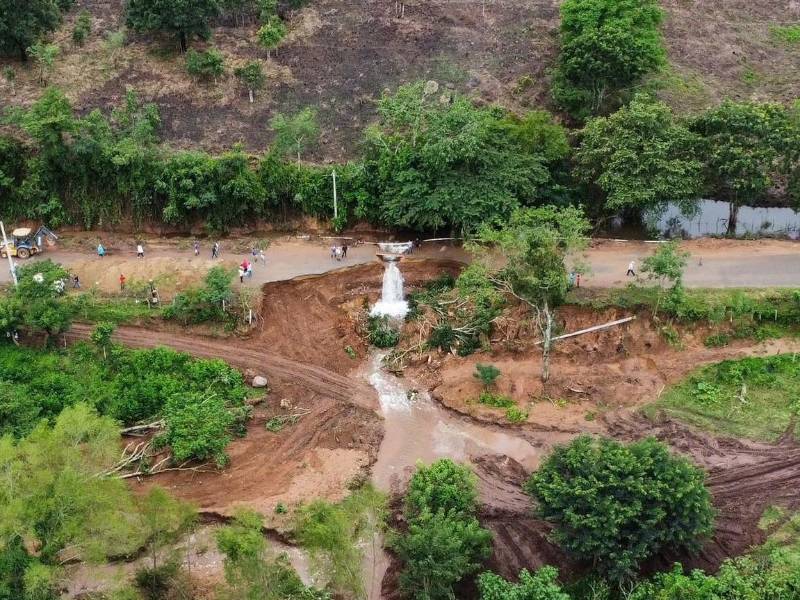 Una carretera del departamento de Yoro afectada por las lluvias de la tormenta Sara en Honduras.