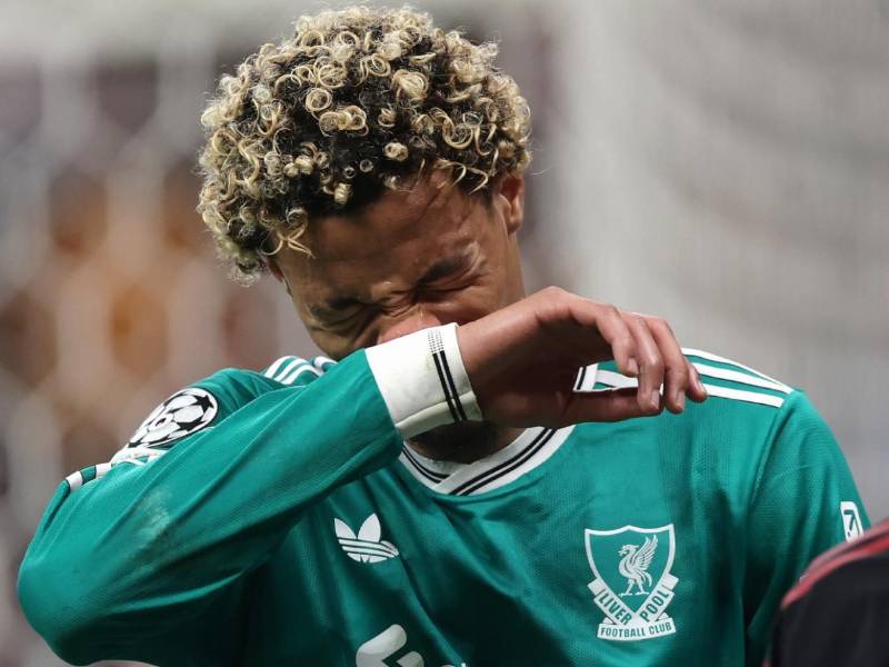 El delantero Ekitike del Liverpool se marchó lesionado.