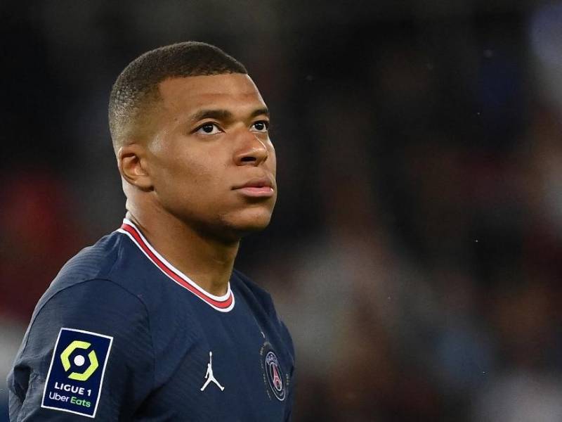 Kylian Mbappé, como estaba previsto, se ejercitó este sábado en la ciudad deportiva de Poissy con los descartes del PSG, mientras que los elegidos por Luis Enrique viajaron a Japón para realizar una gira que les llevará también a Corea del Sur.