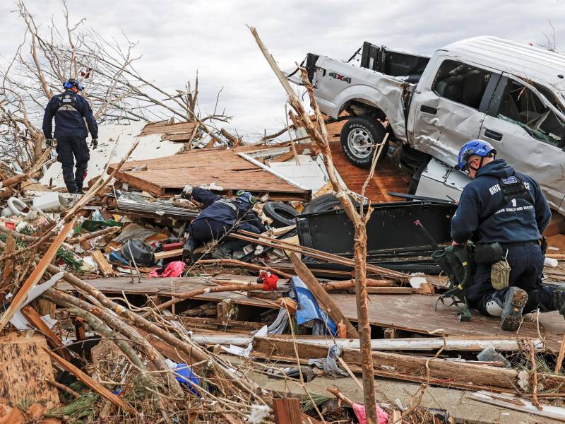 Los trabajos de recuperación y rescate del más de centenar de personas desaparecidas tras los tornados que asolaron varios estados de EEUU continúan este martes con el anhelo de que la cifra de muertos no supere los 88 actuales.
