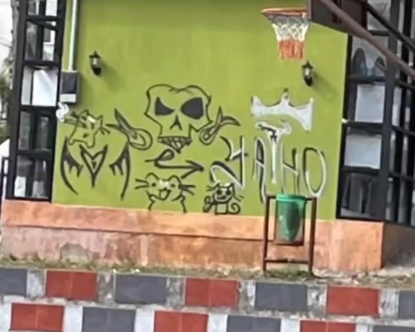 Hondureño llena de grafiti un parque, lo sube a redes; su papá lo entrega a las autoridades