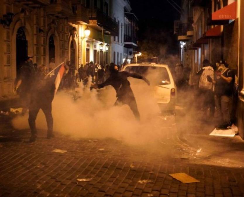 Las manifestaciones terminaron en una batalla campal en el casco histórico de la capital.