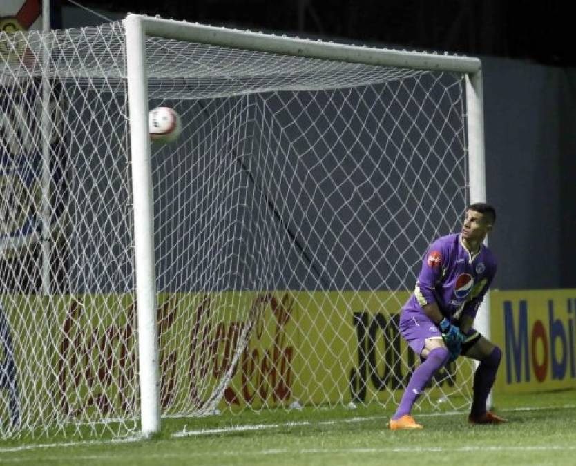 Jonathan Rougier se quedó heleado y solo observó como el balón entraba en su portería tras el potente disparo de Jhow Benavídez para el 1-0 del Real España.