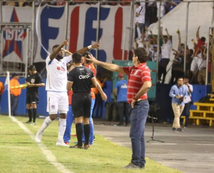 En el fondo, Jorge Benguché celebrando un gol y en primer plano, Héctor Vargas dando indicaciones.