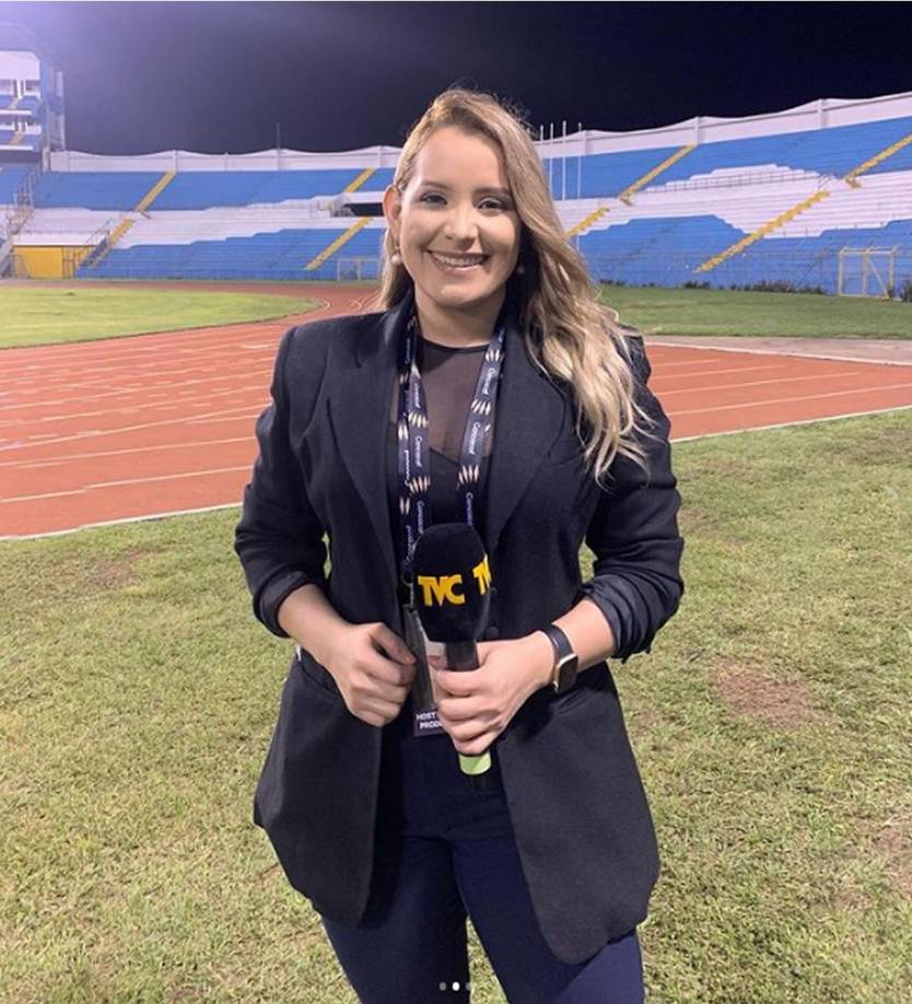 La bella comunicadora llegó a dar cobertura y participó durante la transmisión del partido para TSI de Televicentro.