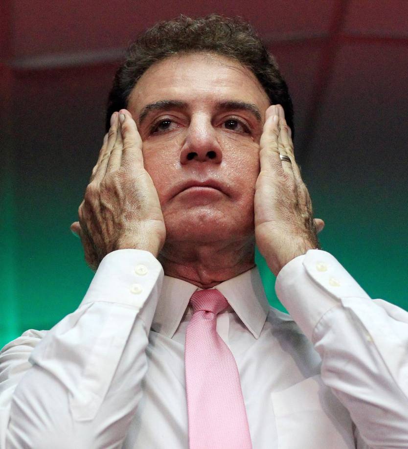 "Por tanto, las opiniones que vierte (Nasralla) a los medios o en foros que participa, no autorizados por el Gobierno de la República, son de carácter estrictamente personal y no son las del Gobierno de la República", subraya la nota oficial.