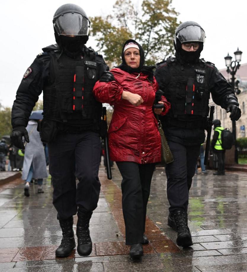 La mayoría de los manifestantes presentes deambulaban o permanecían quietos de forma individual o por grupos pequeños para evitar ser detectados y detenidos por la policía..