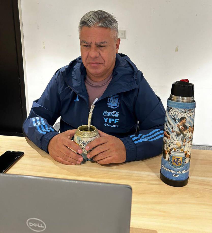 “Un día entré a la utilería, vi al muñequito Chucky. Le faltaba un brazo y una pierna. Dije: ‘¿Quién trajo a este muñeco acá? Tiene mala suerte’. Nadie contestaba. Me dice Juan Cruz, el utilero: ‘Jefe, ese muñeco trae suerte, a mi hijo le dicen Chucky. Como entramos a la burbuja, me lo dio para que me acuerde de él y lo tenga siempre en todos lados”, comenzó explicando el presidente de la AFA.