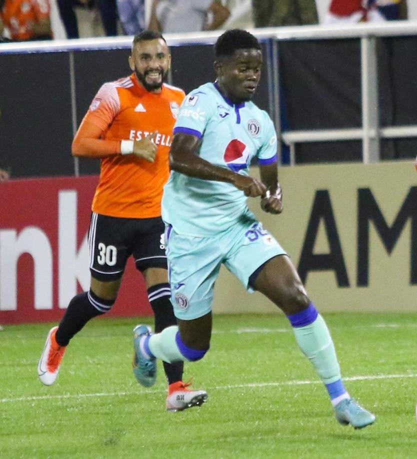 Wesly Decas - El futbolista, a pesar de sus últimos errores en el autogol contra Olancho FC y su expulsión frente a Olimpia, saldrá como lateral izquierdo contra Tigres.