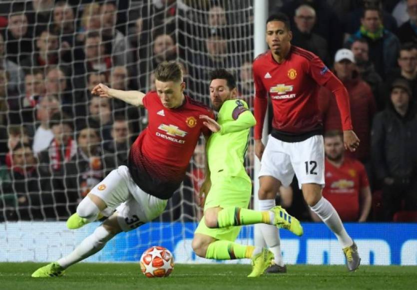 Messi lucha por el balón con Scott McTominay. Foto AFP