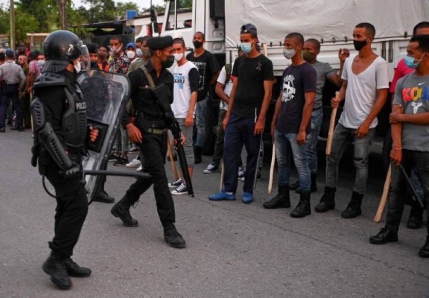 Al menos un hombre resultó muerto durante un enfrentamiento entre manifestantes y fuerzas de seguridad el lunes en un barrio periférico de La Habana en las protestas antigubernamentales.