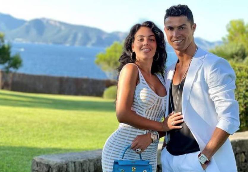 Cristiano Ronaldo y Georgina Rodríguez decidieron partir rumbo a España para disfrutar de sus vacaciones. 