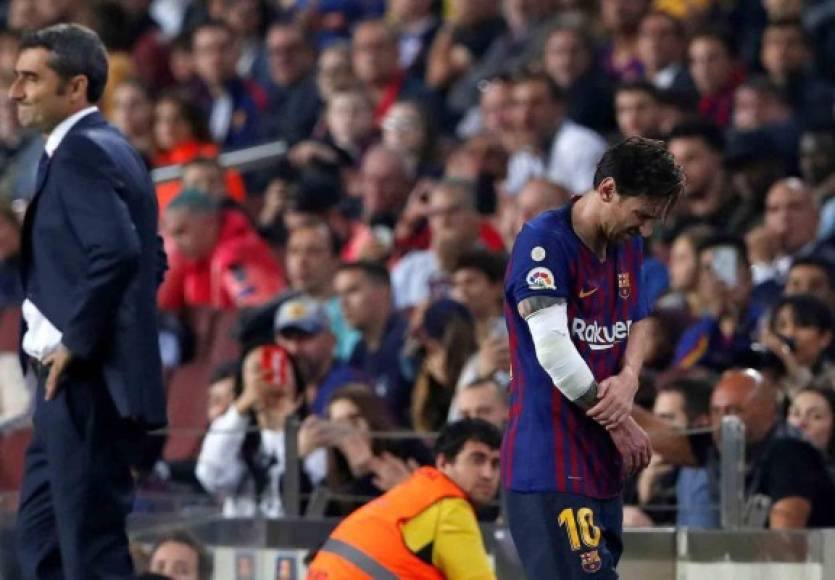 Lionel Messi se retiró del terreno de juego con el brazo derecho vendado.