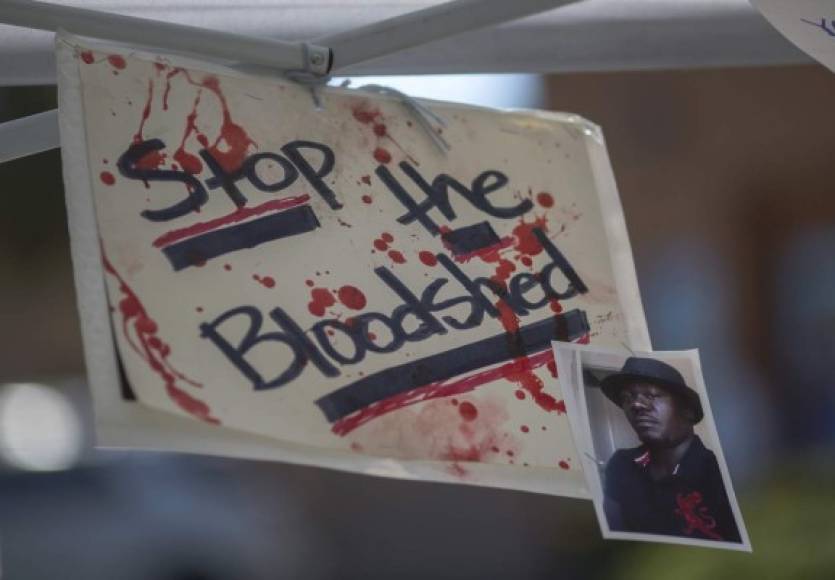 ESTADOS UNIDOS. Protestan por la muerte de Alfred Olango. Un cartel con la fotografía de Alfred Olango, un hombre negro de 38 años abatido a tiros por la policía el pasado 27. Las protestas siguen en El Cajón. Foto: AFP/David McNew