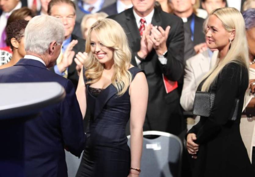 Bill Clinton también saludó efusivamente a la hija del magnate Tiffany Trump.