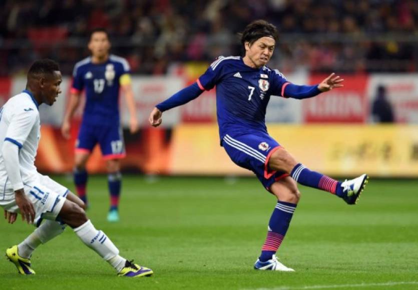 Yasuhito Endo dispara al arco hondureño para hacer el tercer gol de Japón en el partido.