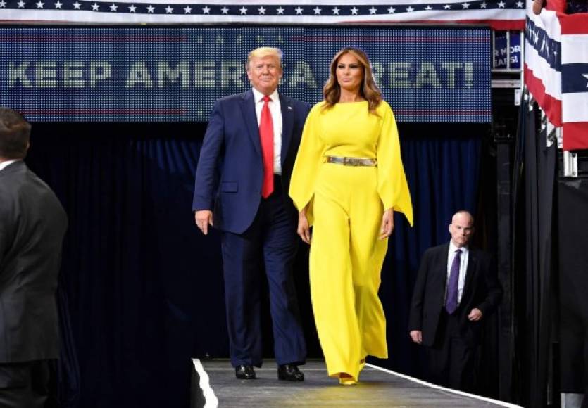 La primera dama estadounidense brilló en la plataforma con un jumpsuit amarillo firmado por Ralph Lauren, uno de sus diseñadores favoritos.