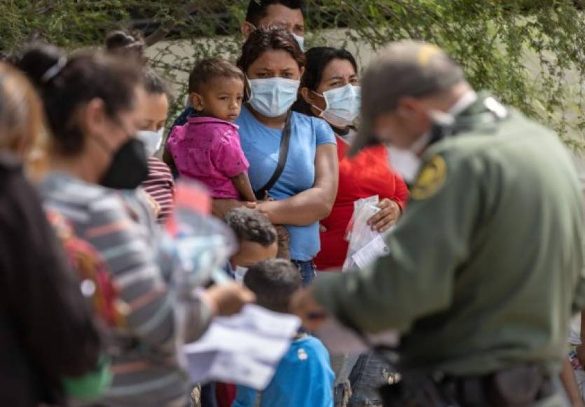 La CBP indicó que envió de vuelta a muchos de los 100.000 inmigrantes que capturó intentando ingresar en febrero.