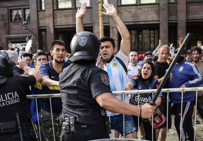 Varios heridos han resultado los enfrentamientos de la policía con los hinchas.