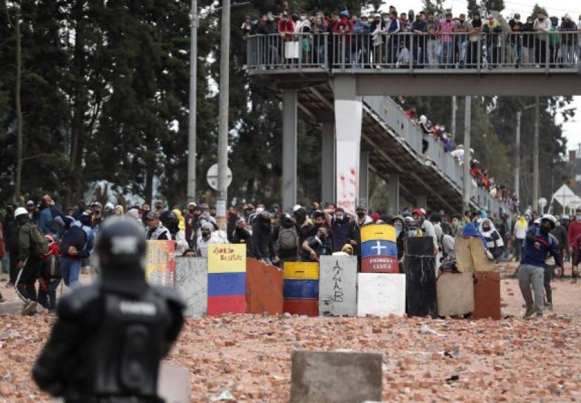 Colombia lleva un mes sacudida por cruentas protestas callejeras que dejan decenas de muertos. La ira por una propuesta de aumentos de impuestos a la clase media se transformó en un gran movimiento contra el gobierno del presidente Iván Duque.