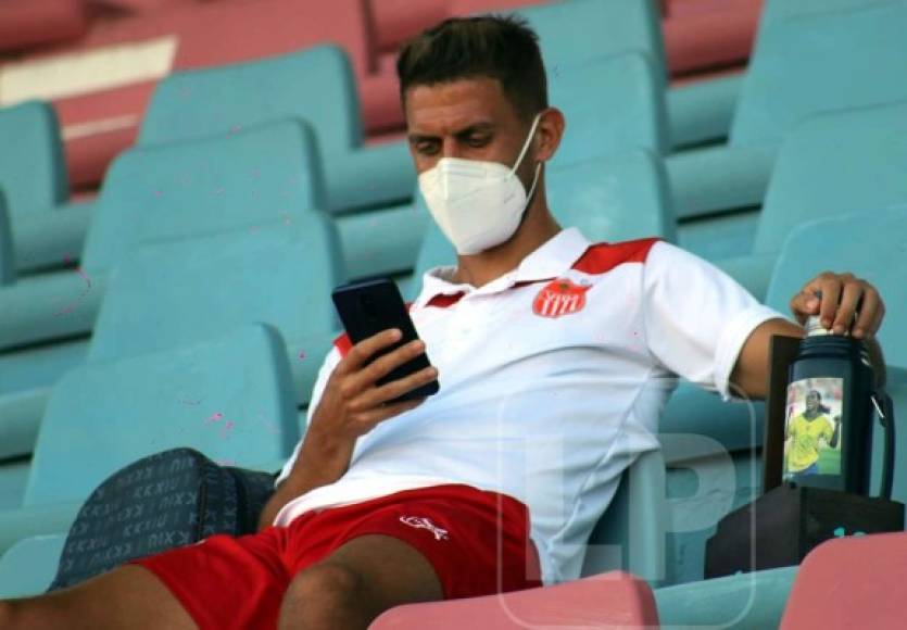 El mediocampista uruguayo del Vida, Guillermo Chavasco, en las gradas del estadio Municipal Ceibeño con su termo de mate que lleva una imagen de Ronaldinho.