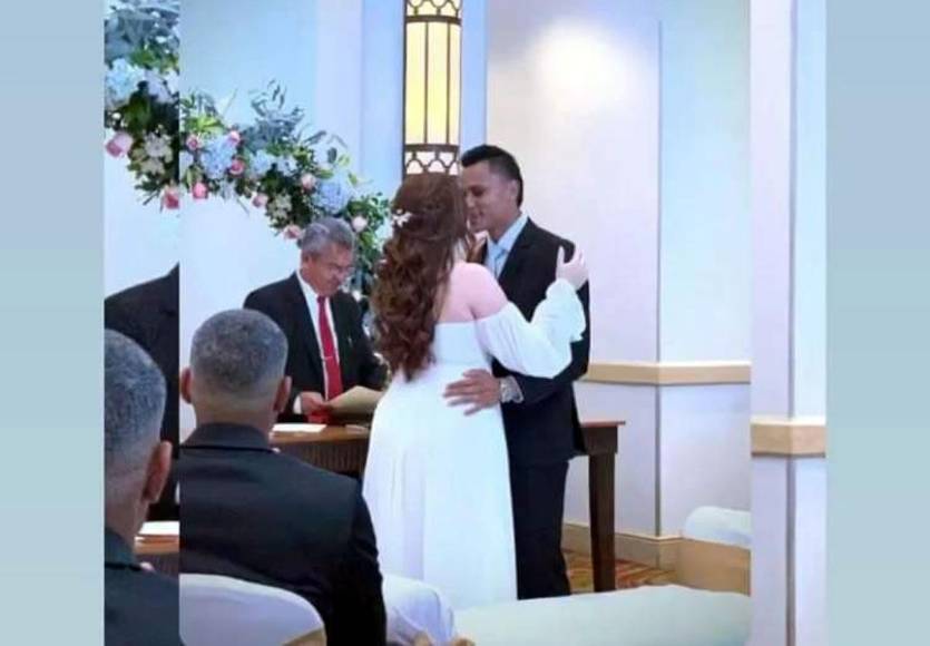 El beso entre Iving Bruni y Denil Maldonado para sellar su compromiso matrimonial.