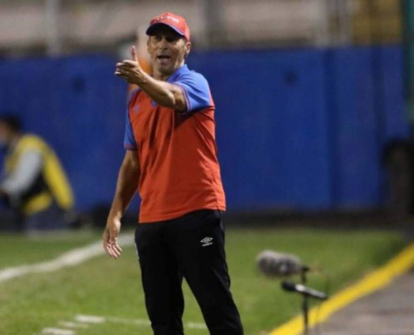 Contrario a la tranquilidad de Solari, Pedro Troglio estuvo en muchos tramos del partido muy inquieto por el accionar del Olimpia.