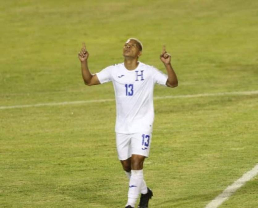 Bryan Moya salió a celebrar el tercer gol de Honduras.