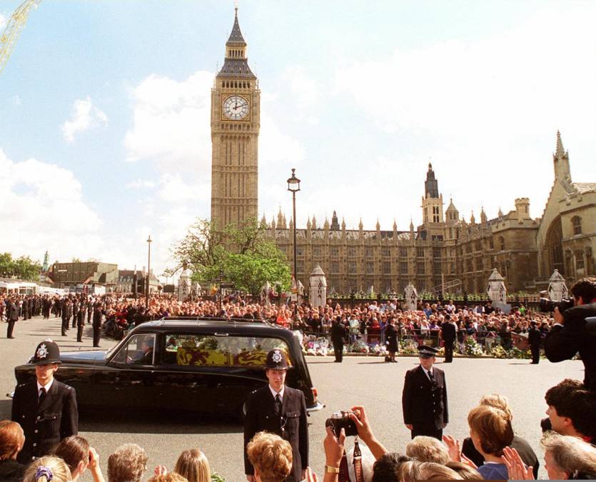 El Reino Unido rinde homenajes a la princesa Diana a 25 años de su muerte