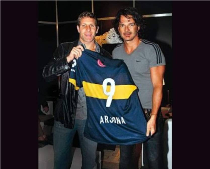 El cantante guatemalteco Ricardo Arjona posando con la camiseta de Boca Juniors junto a Martín Palermo.