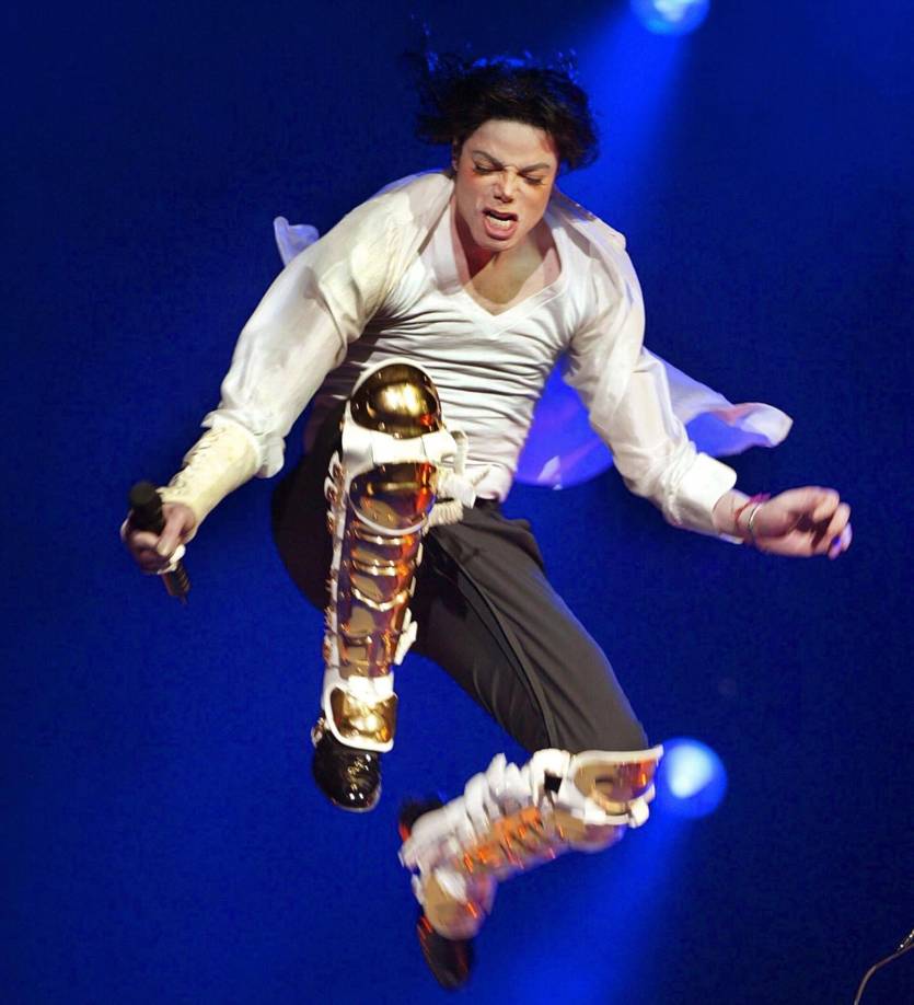 Huelga decir la importancia que tuvo en artistas posteriores, véase Bruno Mars, Jason Derulo o Justin Timberlake. “Yo encontré mi falsete con ‘Off the wall’”, reconoció The Weeknd, otro de sus más destacados pupilos. Y aunque pasen los años desde su muerte (falleció el 25 de junio de 2009 por una sobredosis) y pese a que el mundo del espectáculo ha llorado la inesperada pérdida de otras estrellas como Prince o Amy Winehouse, las noticias relacionadas con Michael Jackson siguen suscitando una gran curiosidad.